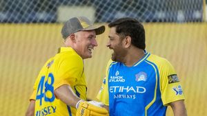 CSK Roar 2026: ருதுராஜ் பவுலிங்கை பறக்கவிட்ட மிஸ்டர் கிரிக்கெட்.. சிரிப்பலையில் தோனி