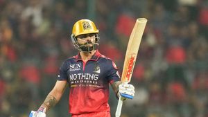 RCB vs SRH: விராட் கோலி, படிக்கல் மிரட்டல் அரைசதம்.. 15.4 ஓவரிலே 203 ரன்களை எட்டிய ஆர்சிபி