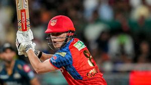 IPL 2026: 103 மீட்டர் தூரத்தில் இமாலய சிக்சர்.. நொறுங்கி போன ரஷித் கான்.. பேட்டிங்கில் ஆஸி. வீரர் மிரட்டல்