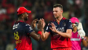 IPL 2026: ஆர்சிபி அணிக்கு ஆரம்பமே சோகம்.. கடந்த சீசனில் 22 விக்கெட் எடுத்த வீரர் பங்கேற்பதில் சந்தேகம்