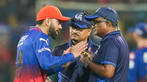 ஐபிஎல் தொடரில் வீரர்களுக்கு மட்டுமல்ல, நடுவர்கள் காட்டிலும் பண மழை தான்.. அம்பயர்ஸ் ஊதியம் என்ன?