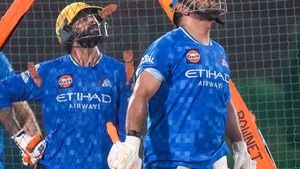 IPL 2026: CSK அணியுடன் தோனி பயணிக்காததால் சர்ச்சை.. களத்தில் குதித்த அஸ்வின்