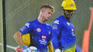 தோனி புகையிலை ஹூக்காகவை பயன்படுத்த தனி நபரை வைத்திருப்பார்.. முன்னாள் சிஎஸ்கே வீரர் பரபர பேச்சு