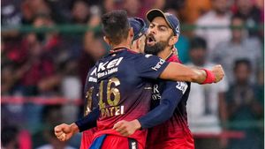 DC vs RCB: டெல்லி மைதானத்தில் ரன் மழைக்கு வாய்ப்பு.. டாஸ் வென்ற பெங்களூரு எடுத்த அதிரடி முடிவு
