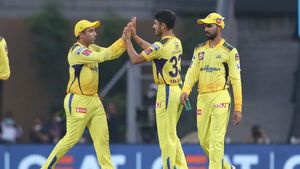 CSK வீரரின் தாயார் காலமானார்.. சோகத்தில் மூழ்கிய அணி.. MI எதிரான போட்டியில் பங்கேற்க மாட்டார்