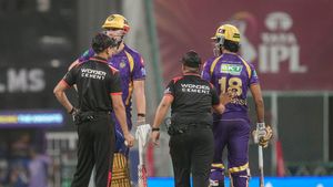 IPL 2026: பேட், ஹெல்மட்டை தூக்கி எறிவதா? ஃபீல்டிங்கை தடுத்ததாக அவுட் வழங்கிய அங்கிரிஷ்க்கு அபராதம்