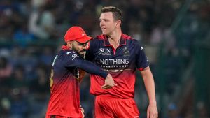 IPL 2026: ஆர்சிபி வீரர் ஹேசல்வுட் மகத்தான சாதனை.. சீட்டு கட்டு போல் சரிந்த டெல்லி பேட்டிங்