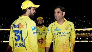 CSK vs SRH: அந்த எளிமையாக பாருங்க.. மைதானத்திற்குள் வந்த தோனி.. ரசிகர்களுக்கு தந்த இன்ப அதிர்ச்சி!