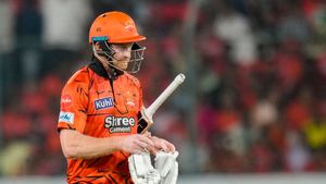 IPL 2026: குடும்பத்தை புகைப்படம் எடுக்க முயன்ற ரசிகர்.. கடும் கோபத்துடன் எச்சரித்த SRH வீரர்