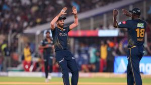 IPL 2026: ஆர்சிபி அணிக்கு நிகழ்ந்தது அநீதி.. நடுவர் செய்தது தவறு.. ஆகாஷ் சோப்ரா விமர்சனம்