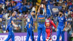IPL 2026: முதல் விக்கெட் எடுத்ததும் பேப்பர் எடுத்து காட்டிய மும்பை இந்தியன்ஸ் வீரர்.. என்ன எழுதி இருந்தது?