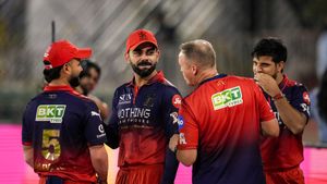 IPL 2026: சிஎஸ்கே வீரர் அதிரடியை டிவியில் காண பயிற்சியை நிறுத்திய விராட் கோலி.. வைரல் வீடியோ