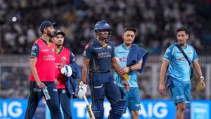 IPL 2026- கையை தாக்கிய பந்து.. பேட்டிங்கிலிருந்து பாதியிலேயே வெளியேறிய சாய் சுதர்சன்