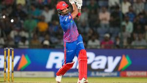 IPL 2026: இது OG சம்பவம்! யாருமே தொட்டு பார்க்காத உச்சம் தொட்ட ராகுல்.. டெல்லிக்கு எதிராக அபாரம்