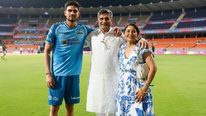 IPL 2026: வாழ்க்கையில் வென்ற சுப்மன் கில்.. வெற்றிக்கு பின் பெற்றோருடன் நடனமாடி மகிழ்ச்சி