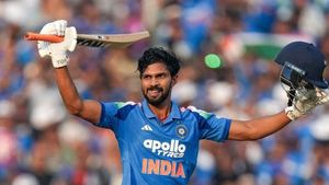IND A vs SL A: சிஎஸ்கே கேப்டன் ருதுராஜ் செய்த செயல்.. அகர்கர் கண்முன்னே கம்பீர், டிராவிட் சாதனை சமன்