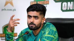 உலக சாதனை.. எந்த பேட்ஸ்மேனும் செய்யாததை செய்து காட்டிய பாபர் அசாம்.. மூன்று வகை கிரிக்கெட்டில் 4500