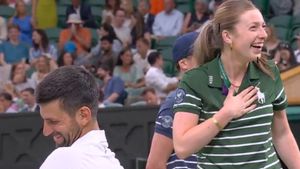 விம்பிள்டன் டென்னிஸ் 2026: ஜோகோவிச் செய்த சேட்டை.. Ball girl-யிடம் செய்த பிராங்க்.. சிரிப்பலை!