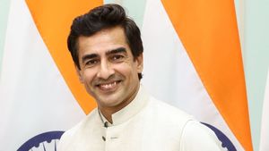 பிசிசிஐ தலைவர் மிதுன் மன்ஹாஸ் மீதே வயது மோசடி சர்ச்சை.. உலகக்கோப்பை வென்ற கீர்த்தி ஆசாத் ஆவேசம்
