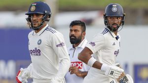 முதல் டெஸ்ட்டில் இலங்கையை தவிக்க விட்ட இந்திய அணி.. மழைக்கு நடுவே ஆதிக்கம்.. தேவ்தத் சதம்