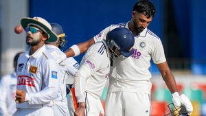 IND vs SL: படிக்கலுக்கு 2 கேட்ச் மிஸ்.. சதம் அடித்து அபாரம்.. பலமான நிலையில் இந்திய அணி
