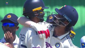 IND vs SL: என்னை காப்பாற்றியதற்கு நன்றி நண்பா! படிக்கல்லை கட்டி அணைத்த ராகுல்