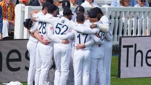 PAK vs ENG: பாகிஸ்தானை 194 ரன்கள் வித்தியாசத்தில் வீழ்த்தி இங்கிலாந்து அபாரம்.. கண்ணீரில் ரசிகர்கள்