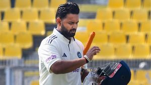 IND vs SL: முதல் நாளே இந்திய அணிக்கு அடி.. பாதி பேட்டிங்கில் ரிட்டையர்ட் ஹர்ட் ஆன ரிஷப் பண்ட்