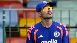 IND vs WI: சுப்மன் கில்லுக்கு காயம்.. முதல் ஒருநாள் போட்டியில் விளையாடுவாரா?