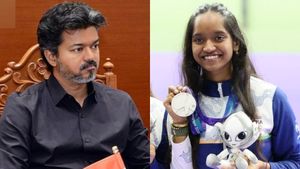 வெள்ளி வென்ற தமிழக வீராங்கனை இளவேனிலுக்கு வாழ்த்து சொல்லாத முதல்வர் ஜோசப் விஜய்.. கிளம்பும் சர்ச்சை
