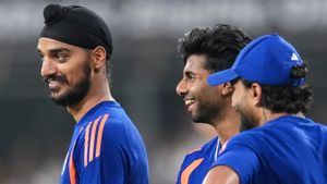 IND vs WI: டெஸ்ட்க்கு சிராஜ் மாதிரி,டி20க்கு இவர் தான் இந்தியாவின் நம்பர் 1 பவுலர்-தினேஷ் கார்த்திக்