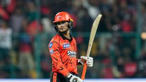 RCB vs SRH: 'Abhishek Sharma is Fraud, Overrated' - Fan Tear Apart Sunrisers Star after Yet another Failure
