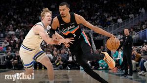 NBA Castle Triple-double Fuels Spurs Past Bucks To Extend Eighth Straight Win