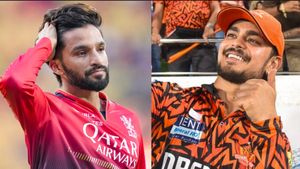 IPL 2026: വെടിക്കെട്ടിനൊരുങ്ങി ചിന്നസ്വാമി! ആര്‍സിബിയോ, എസ്ആര്‍എച്ചോ, ആരു നേടും? ടോസ് 7ന്