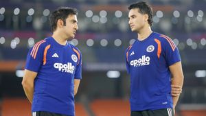 ഗംഭീറിന്റെ ബുദ്ധി കൊള്ളാല്ലോ! അഭിഷേകിനെ 'ഫോമൗട്ടില്‍' നിന്നും രക്ഷിച്ചെടുത്ത ട്രിക്കിങ്ങനെ