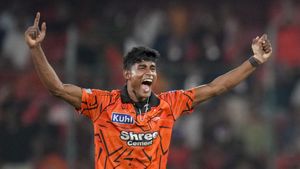IPL 2026: വയറു നിറയ്ക്കണോ അതോ ഷൂസ് വാങ്ങണോ? പട്ടിണിയോട് പൊരുതി ജയിച്ച പേസ് വിസ്മയം, സാക്കീബ് ഹുസൈനെ അറിയാം