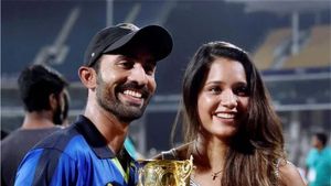 ఆర్‌సీబీ కోచ్ ఇంట మహాలక్ష్మి!