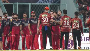 IPL 2026: ఆర్సీబీ, సన్‌రైజర్స్‌కు బిగ్ షాక్.. స్టార్ పేసర్లు దూరం!
