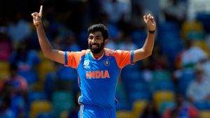 బుమ్రా నా దగ్గరే బౌలింగ్ నేర్చుకున్నాడు: పాక్ బౌలర్ 