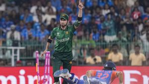 హోటల్ గదిలో అర్థరాత్రి ఏం జరిగింది? ఆటగాడికి రూ.10 లక్షల జరిమానా!