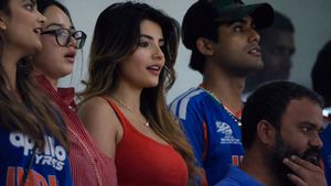 ఫైనల్ మ్యాచ్‌.. రెడ్ డ్రెస్‌లో మెరిసిన స్టార్ క్రికెటర్ గర్ల్‌ఫ్రెండ్!