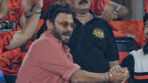 వెంకీ మామ- కావ్యా పాప: నవ్వుల బాంబులు.. !!