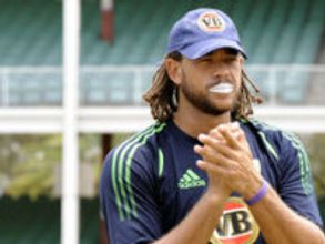 Symonds loses his locks for leukemia