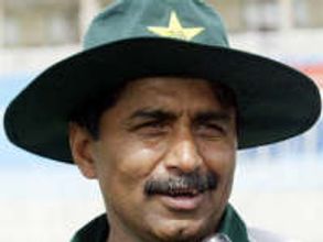 Miandad gets Rs 750,000 to rejoin PCB