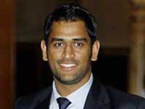 Angry fans burn Dhoni's effigy in Ranchi