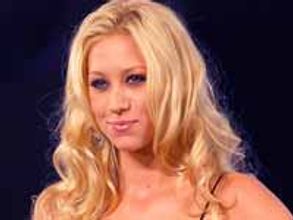 Anna Kournikova spotted with diamond ring
