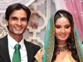Sania & Sohrab exchange rings amid tight security
