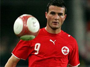 Chile and Swiss fight for top spot