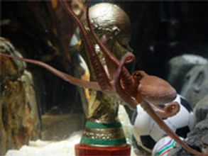 Paul awarded with golden replica