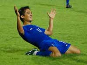 Indian striker Chhetri to play against Man U